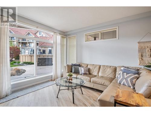 1088 Sunset Drive Unit# 349, Kelowna, BC - Indoor Photo Showing Living Room