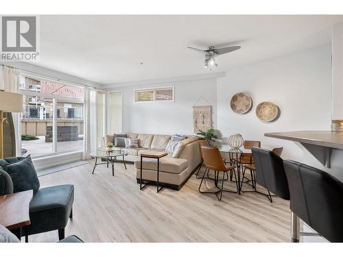 1088 Sunset Drive Unit# 349, Kelowna, BC - Indoor Photo Showing Living Room