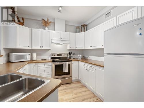 1088 Sunset Drive Unit# 349, Kelowna, BC - Indoor Photo Showing Kitchen With Double Sink