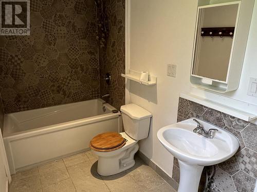 811 Oceanview Drive, Daajing Giids City, BC - Indoor Photo Showing Bathroom