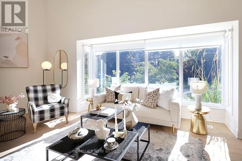 33 Valentine Drive, Toronto (Parkwoods-Donalda), ON - Indoor Photo Showing Living Room