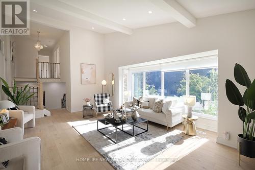 33 Valentine Drive, Toronto (Parkwoods-Donalda), ON - Indoor Photo Showing Living Room