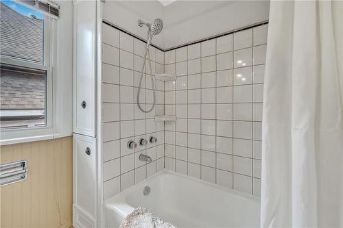 74 Balmoral Avenue S, Hamilton, ON - Indoor Photo Showing Bathroom