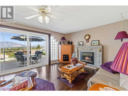 2051 3 Avenue Se, Salmon Arm, BC - Indoor Photo Showing Living Room With Fireplace