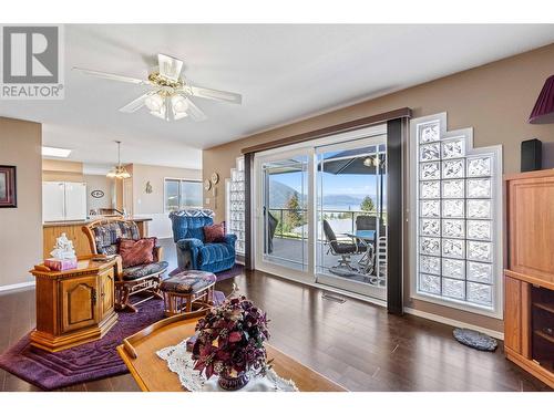 2051 3 Avenue Se, Salmon Arm, BC - Indoor Photo Showing Living Room With Fireplace