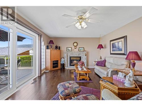 2051 3 Avenue Se, Salmon Arm, BC - Indoor Photo Showing Living Room With Fireplace