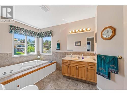 2051 3 Avenue Se, Salmon Arm, BC - Indoor Photo Showing Bathroom