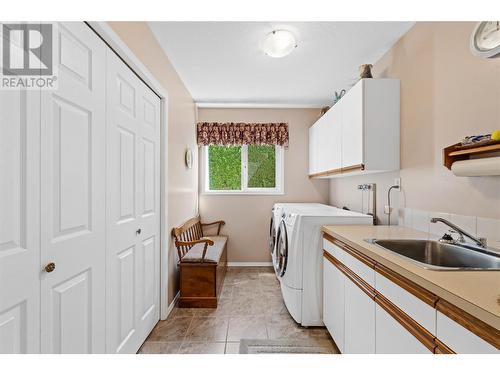 2051 3 Avenue Se, Salmon Arm, BC - Indoor Photo Showing Laundry Room