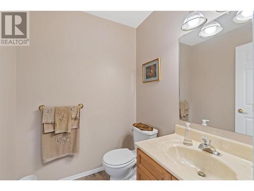 2051 3 Avenue Se, Salmon Arm, BC - Indoor Photo Showing Bathroom