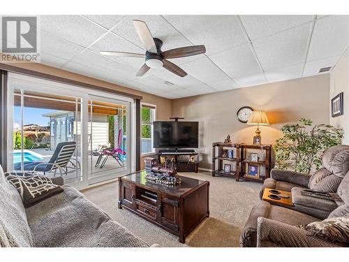 2051 3 Avenue Se, Salmon Arm, BC - Indoor Photo Showing Living Room