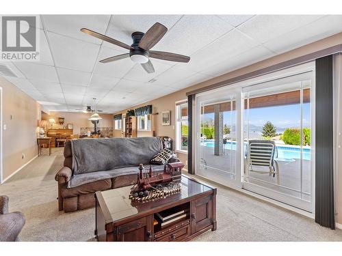 2051 3 Avenue Se, Salmon Arm, BC - Indoor Photo Showing Living Room