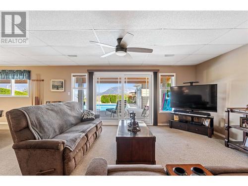 2051 3 Avenue Se, Salmon Arm, BC - Indoor Photo Showing Living Room