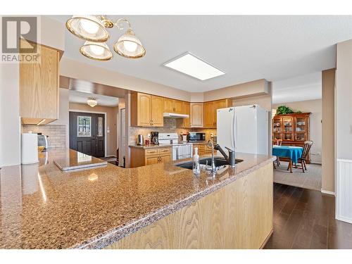 2051 3 Avenue Se, Salmon Arm, BC - Indoor Photo Showing Kitchen With Double Sink