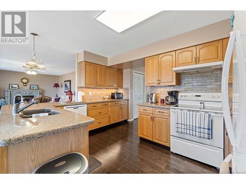 2051 3 Avenue Se, Salmon Arm, BC - Indoor Photo Showing Kitchen With Double Sink