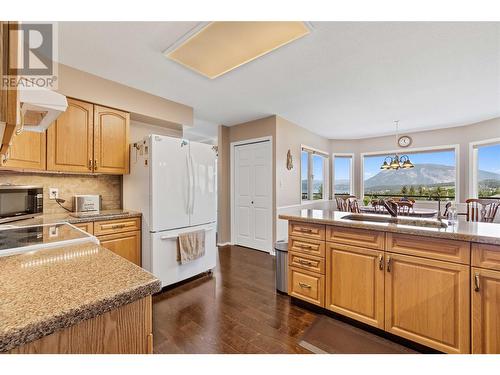 2051 3 Avenue Se, Salmon Arm, BC - Indoor Photo Showing Kitchen With Double Sink