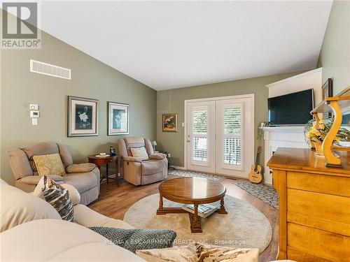 9 - 35 Stratford Terrace, Brantford, ON - Indoor Photo Showing Living Room