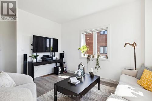 61 - 590 North Service Road, Hamilton (Lakeshore), ON - Indoor Photo Showing Living Room