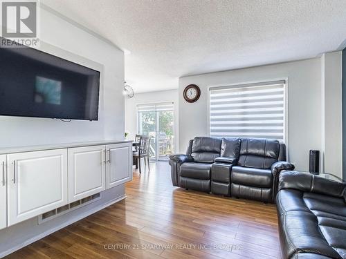 32 Creekwood Drive, Brampton (Snelgrove), ON - Indoor Photo Showing Living Room