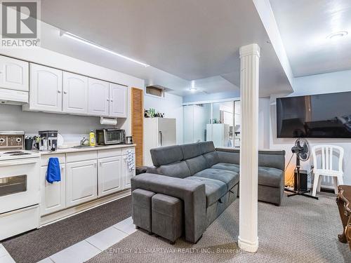 32 Creekwood Drive, Brampton (Snelgrove), ON - Indoor Photo Showing Kitchen