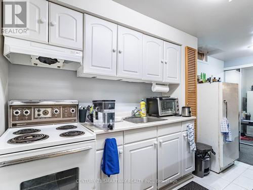 32 Creekwood Drive, Brampton, ON - Indoor Photo Showing Kitchen