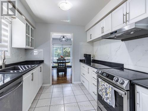 32 Creekwood Drive, Brampton (Snelgrove), ON - Indoor Photo Showing Kitchen