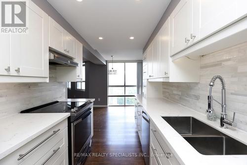 2208 - 3650 Kaneff Crescent, Mississauga (Mississauga Valleys), ON - Indoor Photo Showing Kitchen