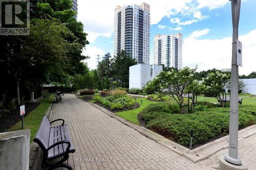 2208 - 3650 Kaneff Crescent, Mississauga (Mississauga Valleys), ON - Outdoor