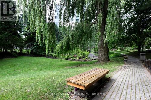 2208 - 3650 Kaneff Crescent, Mississauga (Mississauga Valleys), ON - Outdoor