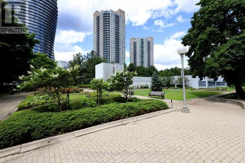 2208 - 3650 Kaneff Crescent, Mississauga (Mississauga Valleys), ON - Outdoor