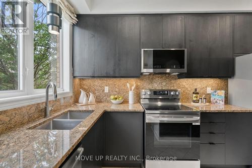 40 Market Garden Mews, Toronto (Stonegate-Queensway), ON - Indoor Photo Showing Kitchen With Double Sink With Upgraded Kitchen