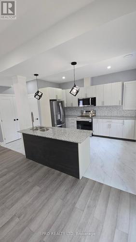 128 Oakdale Avenue, St. Catharines, ON - Indoor Photo Showing Kitchen