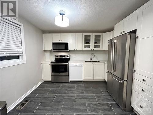 6869 Bilberry Drive, Ottawa, ON - Indoor Photo Showing Kitchen With Double Sink