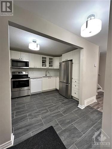 6869 Bilberry Drive, Ottawa, ON - Indoor Photo Showing Kitchen