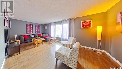 1520 6Th Avenue N, Regina, SK - Indoor Photo Showing Living Room