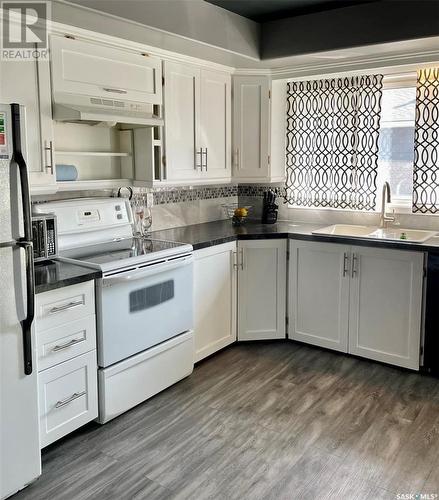 1520 6Th Avenue N, Regina, SK - Indoor Photo Showing Kitchen