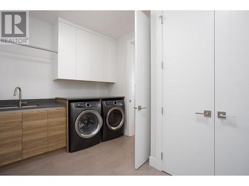 1738 Carnegie Street, Kelowna, BC - Indoor Photo Showing Laundry Room