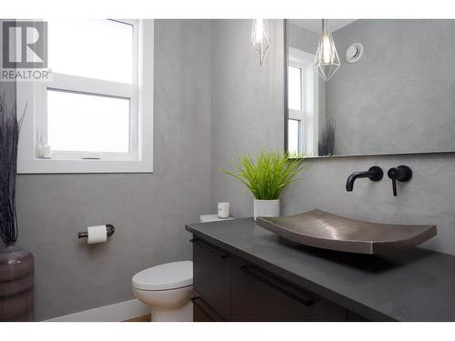 1738 Carnegie Street, Kelowna, BC - Indoor Photo Showing Bathroom