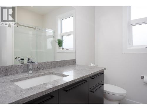 1738 Carnegie Street, Kelowna, BC - Indoor Photo Showing Bathroom