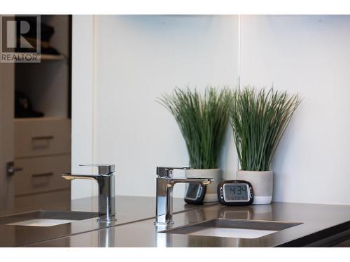 1738 Carnegie Street, Kelowna, BC - Indoor Photo Showing Kitchen