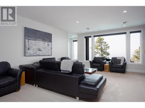 1738 Carnegie Street, Kelowna, BC - Indoor Photo Showing Living Room