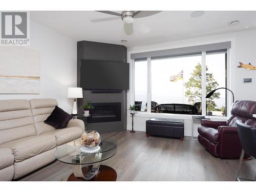 1738 Carnegie Street, Kelowna, BC - Indoor Photo Showing Living Room With Fireplace