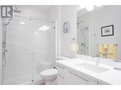 1738 Carnegie Street, Kelowna, BC - Indoor Photo Showing Bathroom