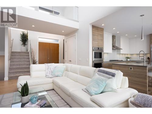 1738 Carnegie Street, Kelowna, BC - Indoor Photo Showing Living Room