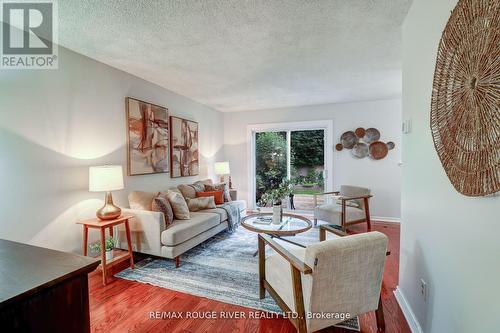 1575 Alwin Circle, Pickering, ON - Indoor Photo Showing Living Room