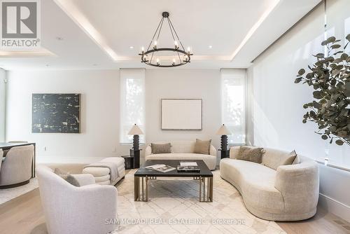 718 Balboa Drive, Mississauga, ON - Indoor Photo Showing Living Room