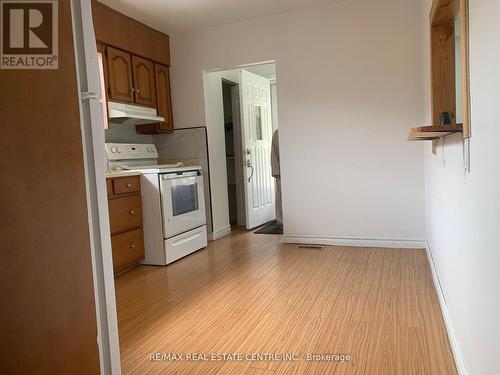 Upper - 23 Avondale Boulevard, Brampton, ON - Indoor Photo Showing Kitchen