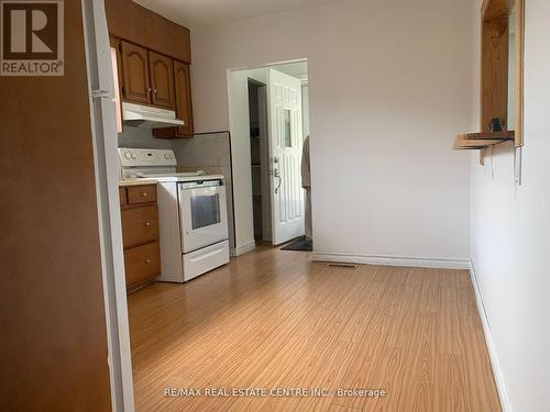 Upper - 23 Avondale Boulevard, Brampton, ON - Indoor Photo Showing Kitchen