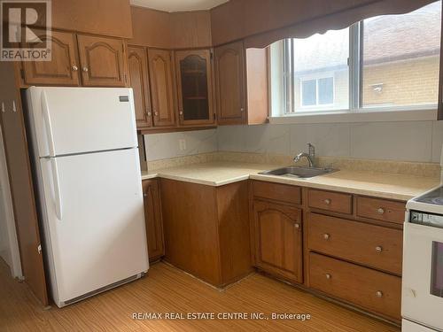 Upper - 23 Avondale Boulevard, Brampton, ON - Indoor Photo Showing Kitchen