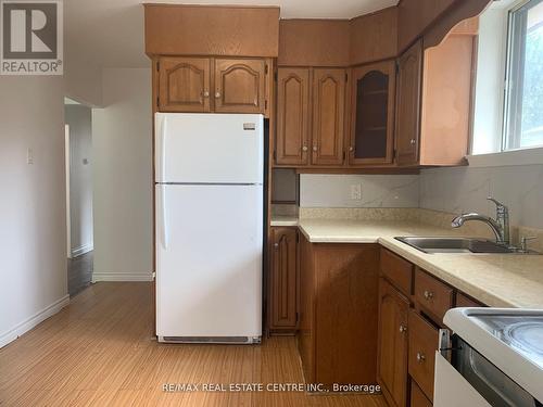 Upper - 23 Avondale Boulevard, Brampton, ON - Indoor Photo Showing Kitchen