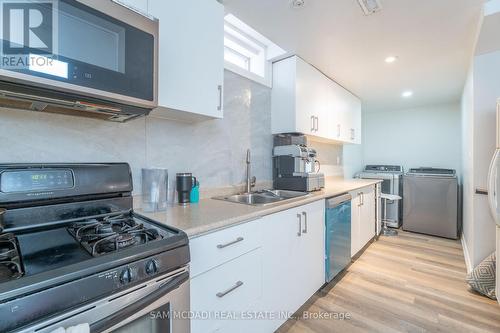 4484 Jenkins Crescent, Mississauga (Hurontario), ON - Indoor Photo Showing Kitchen With Double Sink